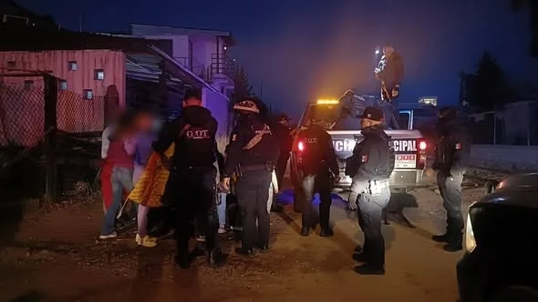 Agentes llevan abrigo y esperanza a hogares de Nogales