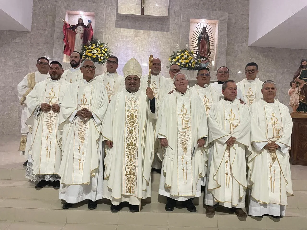 Monseñor Cerra Luna encabeza rotaciones sacerdotales en el norte de Sonora