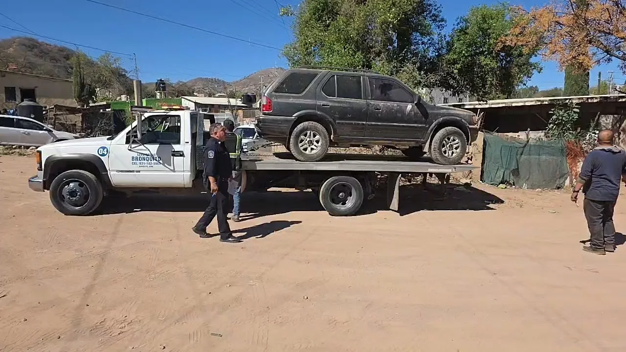 Remolcan vehículos abandonados para liberar calles y prevenir riesgos