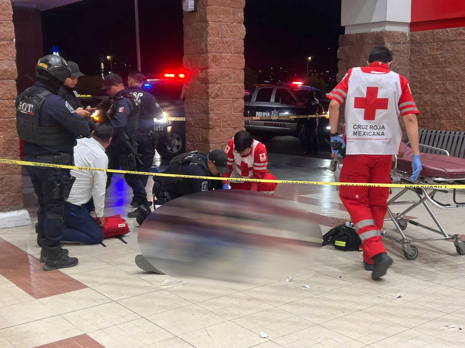 Ataque armado en plaza comercial deja a trabajador grave y a mujer herida