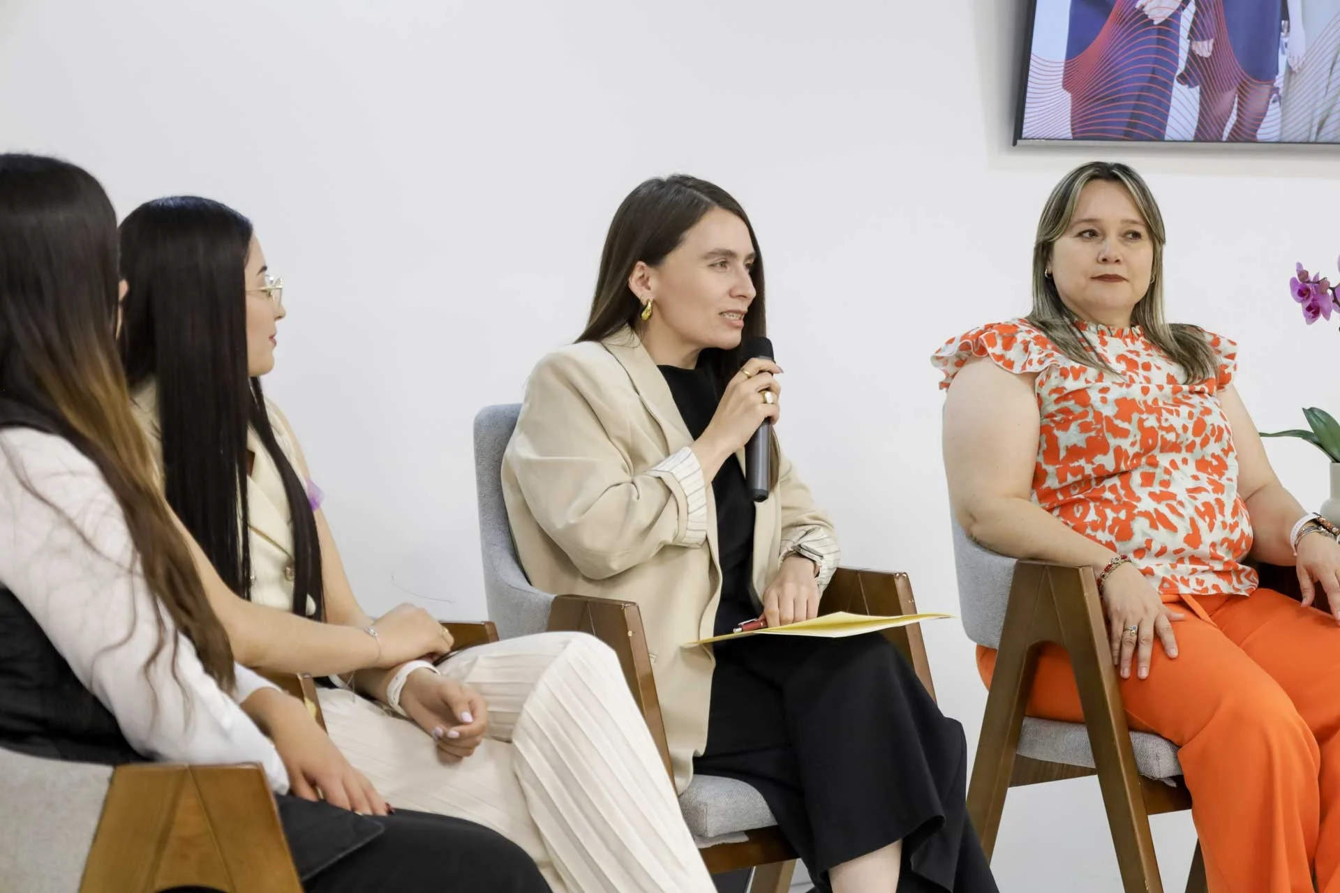 Resaltan papel de la contabilidad y liderazgo femenino en conversatorio en Nogales