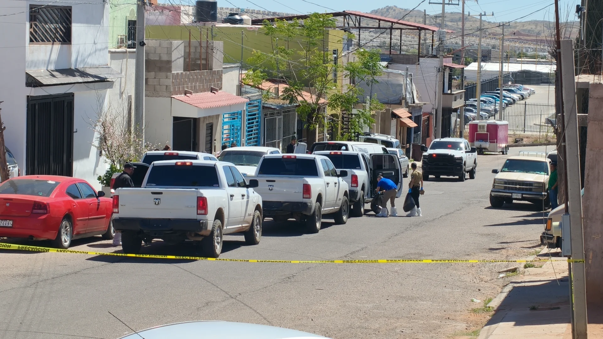 Hallan sin vida a mujer en su casa; hijo herido es puesto bajo investigación