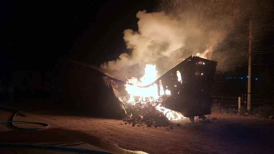 Voraz incendio arrasa con caja de tráiler en carretera Internacional