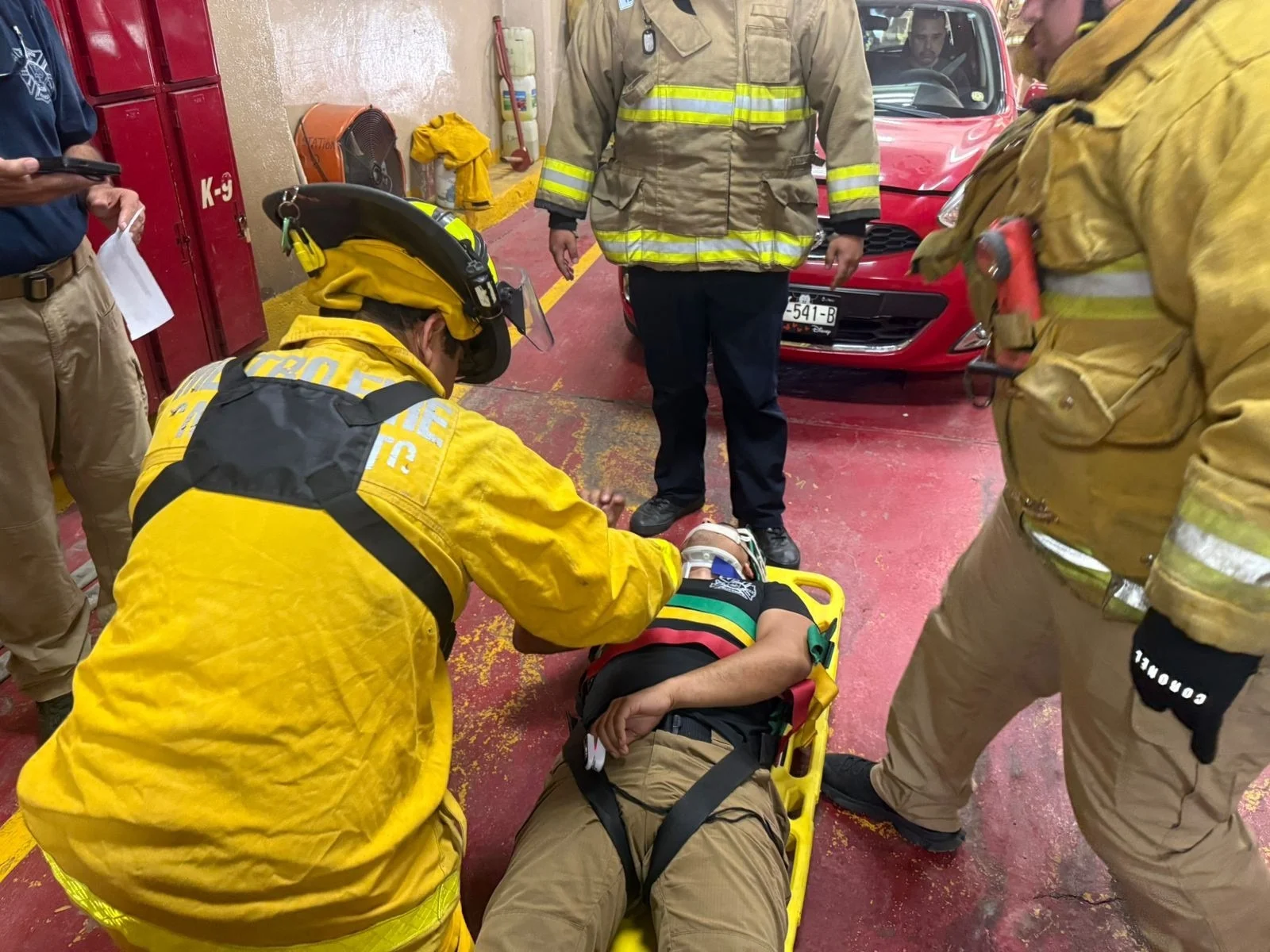 Capacitan a bomberos en técnicas de extracción para salvar vidas en accidentes