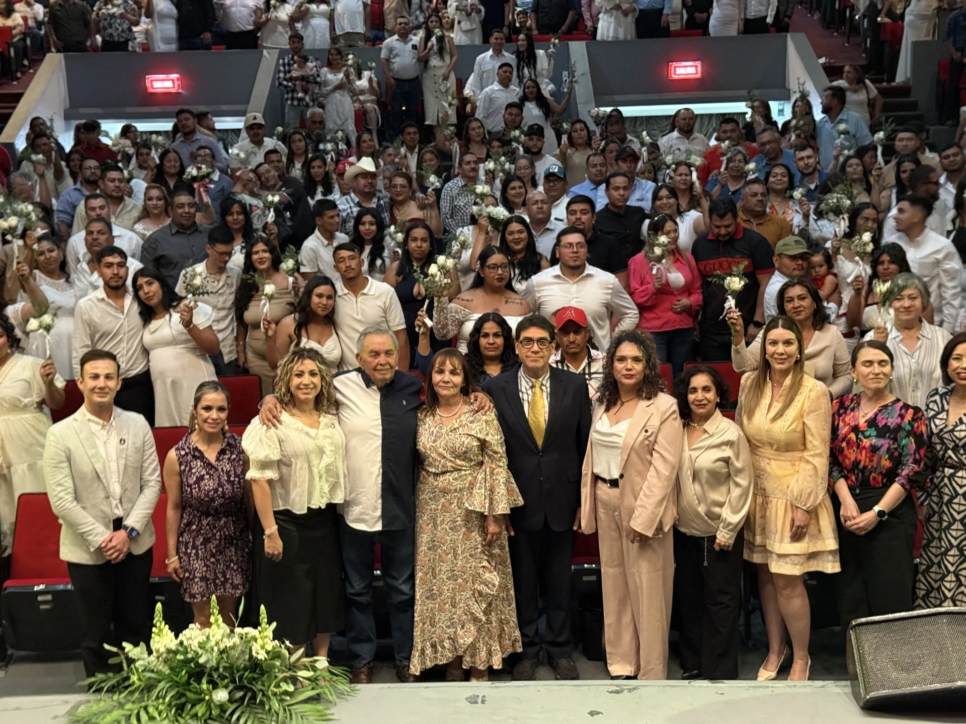 Formalizan su unión 231 parejas en emotiva ceremonia de matrimonios colectivos