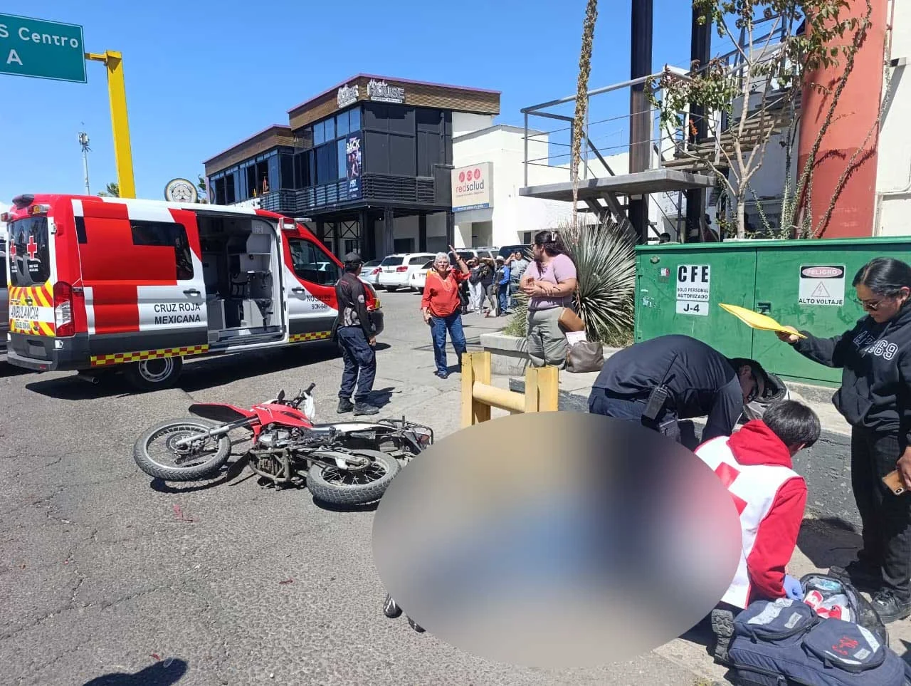 Motociclista atropella a peatón; ambos luchan por su vida