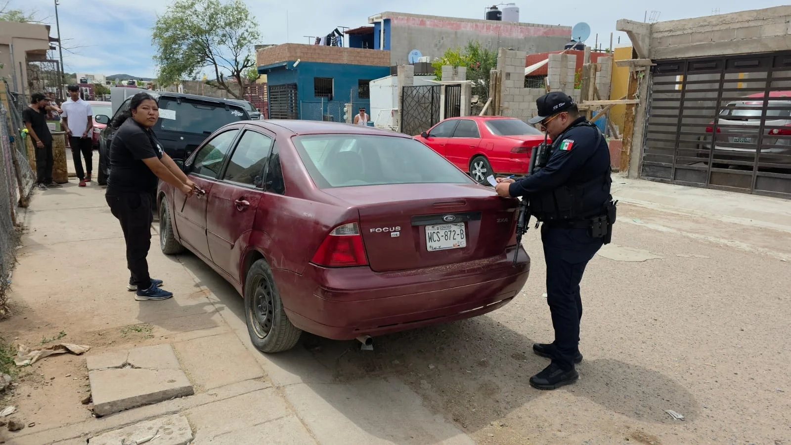 Retiran autos chatarra en La Mesa para recuperar espacios públicos