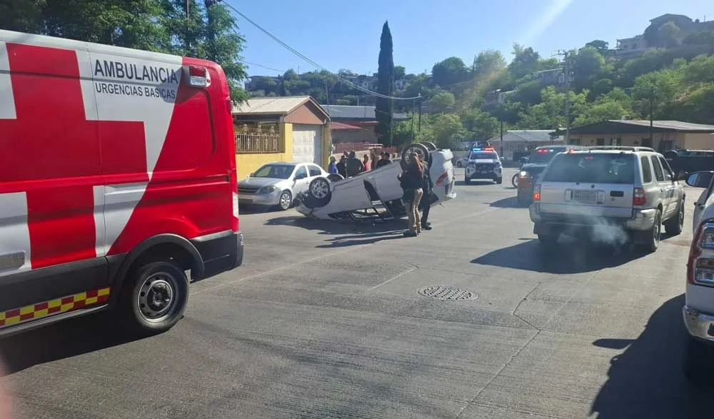 Aparatosa volcadura deja daños y una menor herida en Nogales