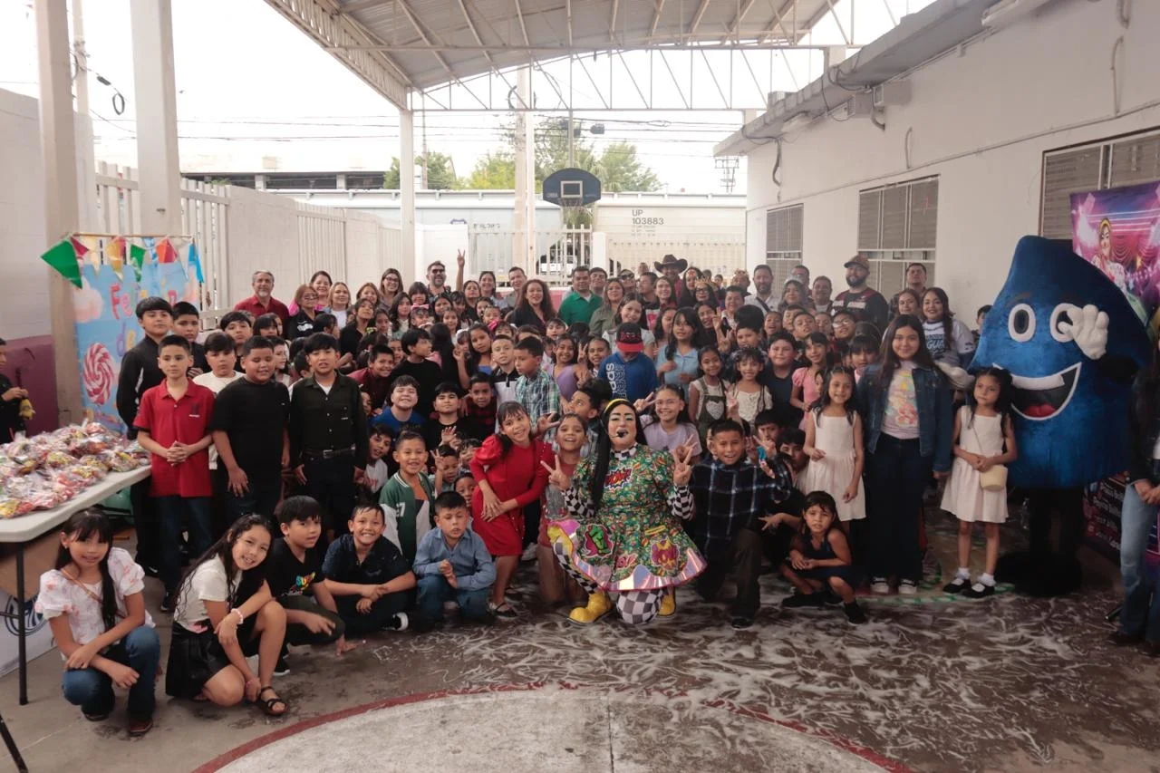 Llevan alegría a escuelas con festejos del Día del Niño en Nogales