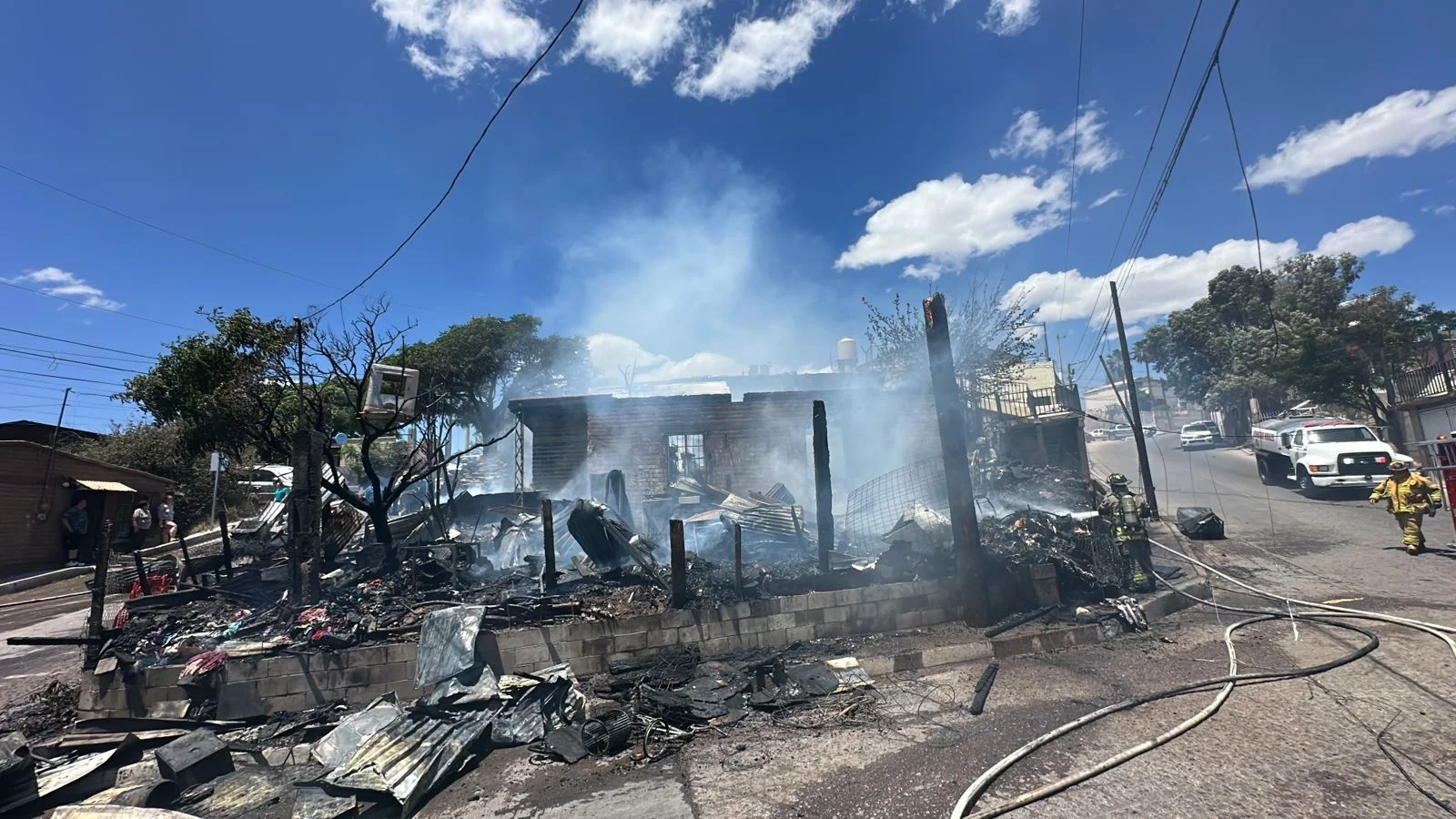 Voraz incendio moviliza a Bomberos y deja severos daños en Lomas de Nogales