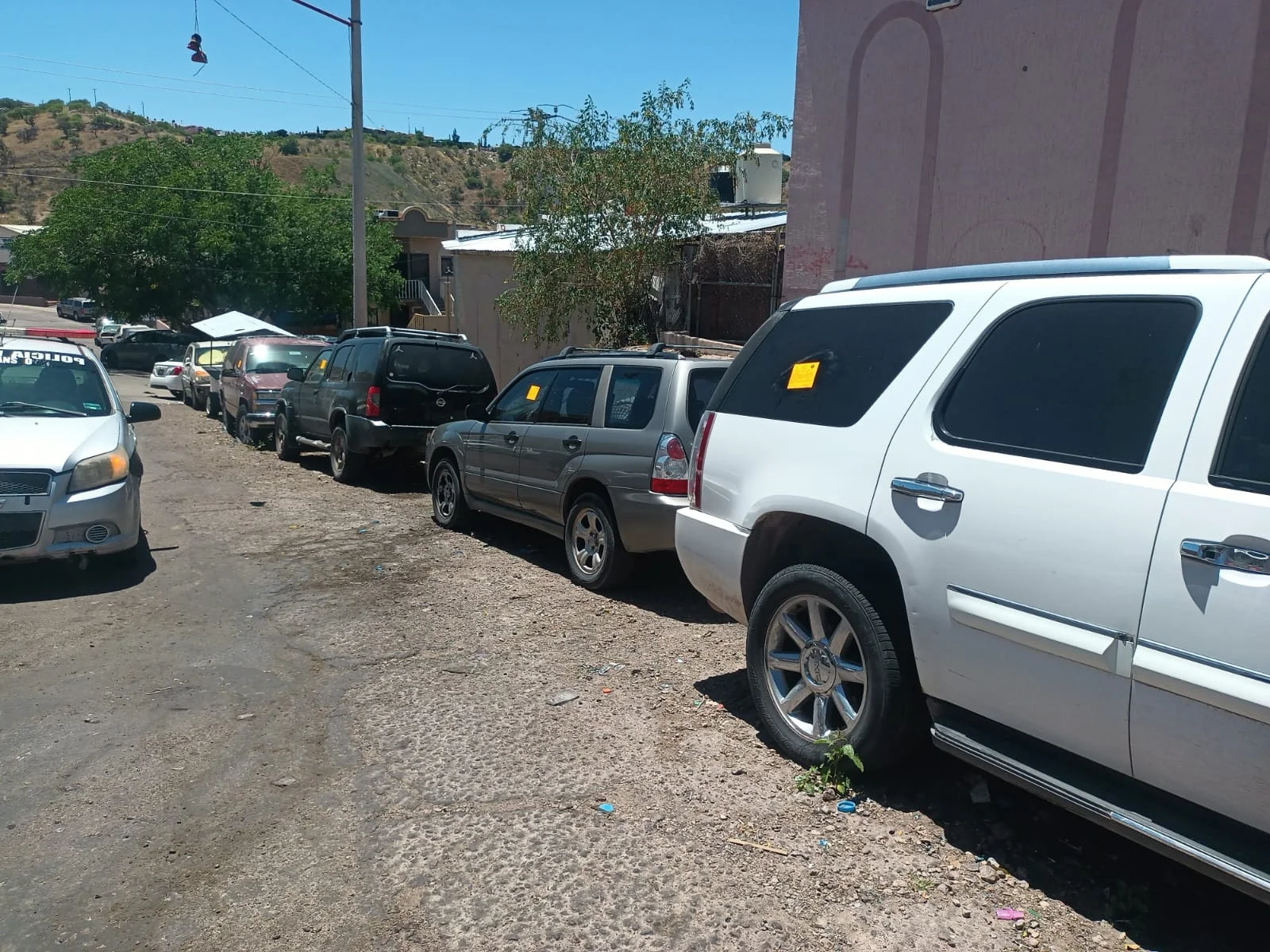 Van contra talleres y autos abandonados que obstruyen vialidades en colonias de Nogales