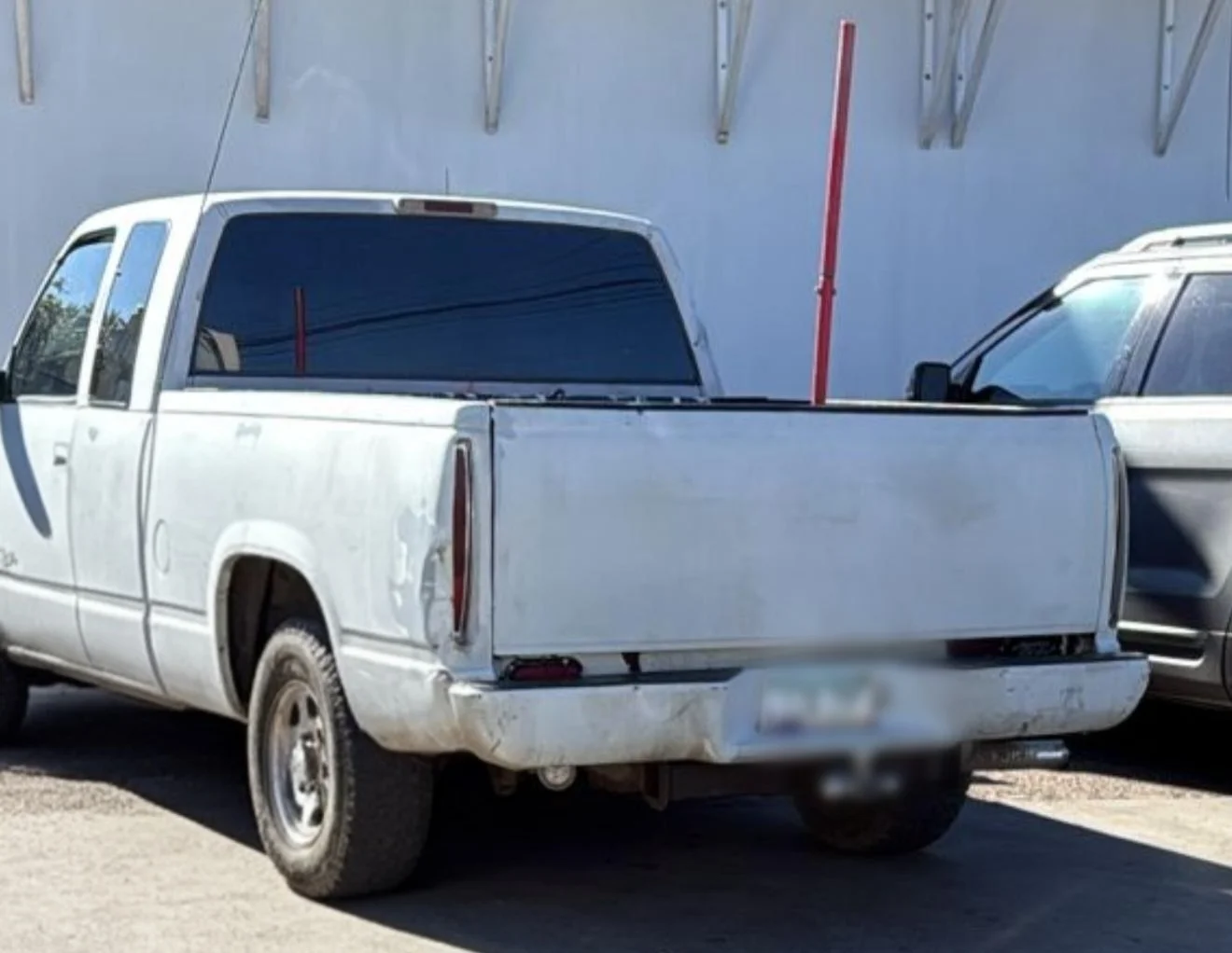 Localizan camioneta robada abandonada en colonia Lomas de Nogales
