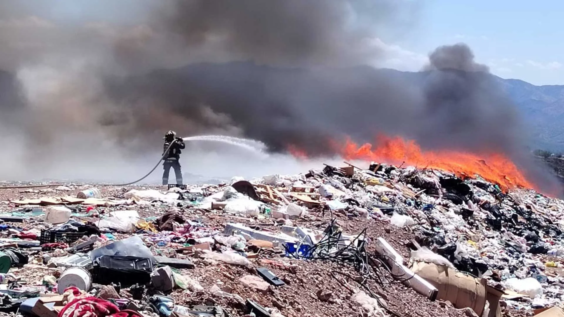 Moviliza incendio en Relleno Sanitario a bomberos de Nogales