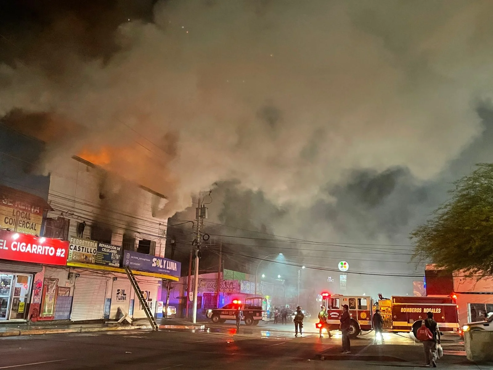 Moviliza a cuerpos de emergencia incendio en zona comercial de Nogales