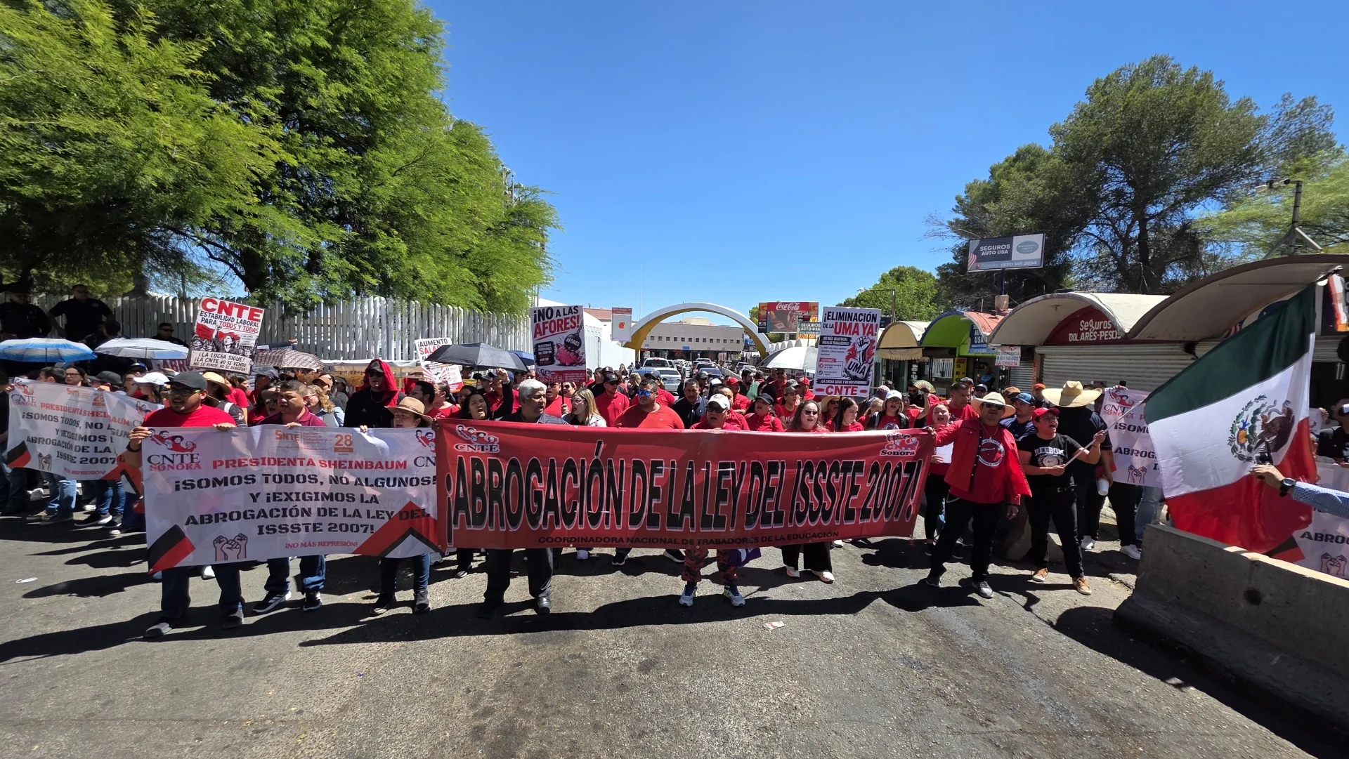 Sin acuerdos, docentes radicalizan manifestación en la frontera de Nogales