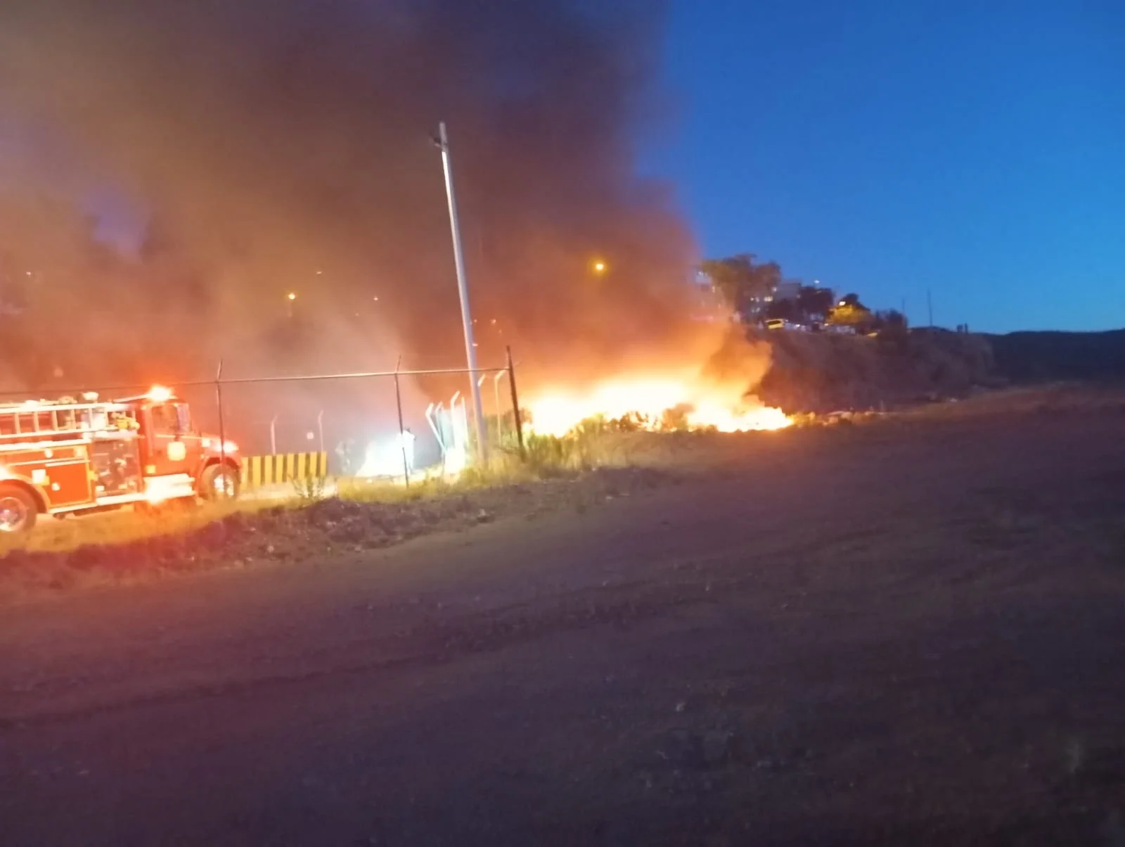 Controlan incendio de gran magnitud junto a empresa gasera en la frontera