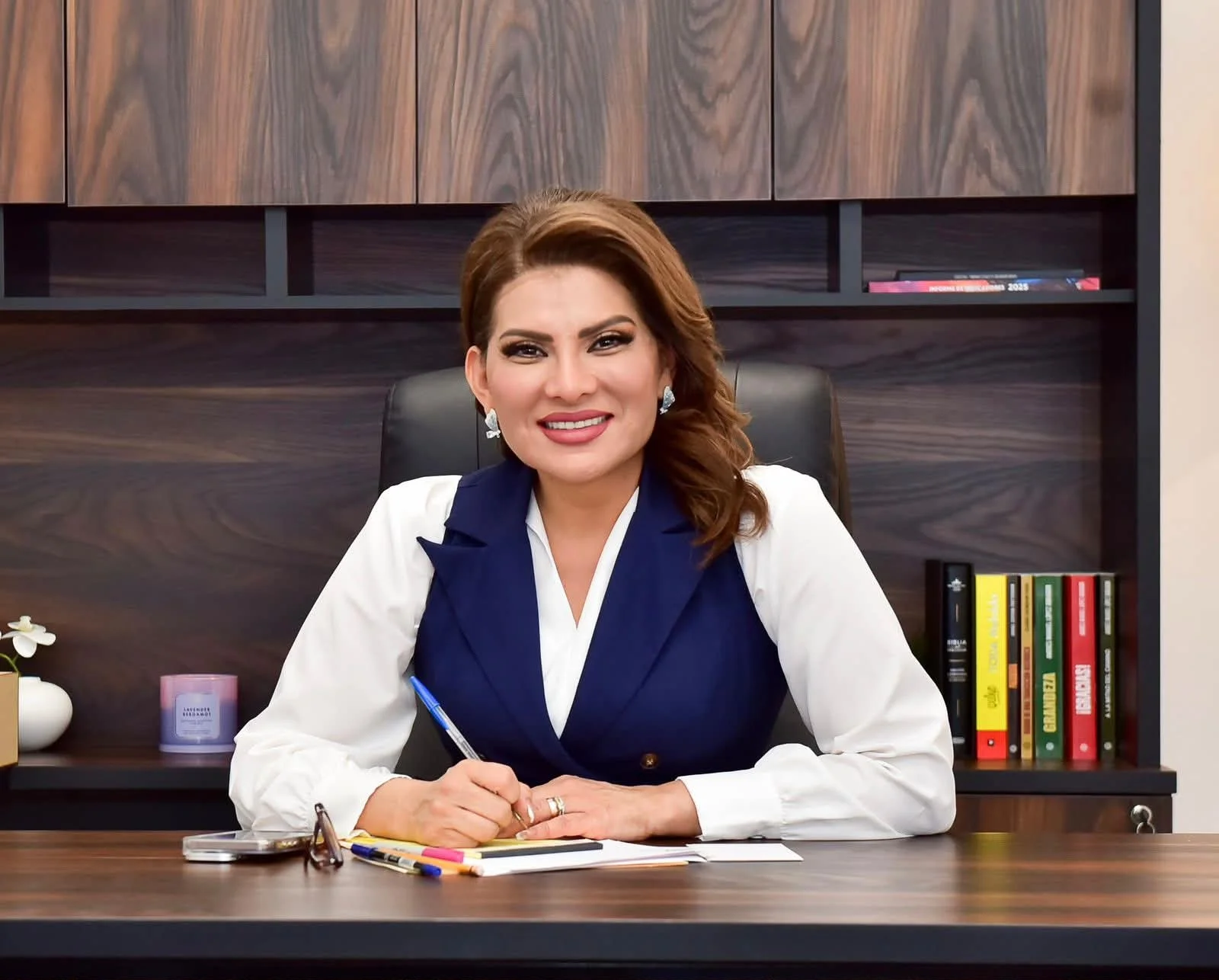 Lorenia Valles celebra fortalecimiento educativo con libros, becas y apoyos escolares