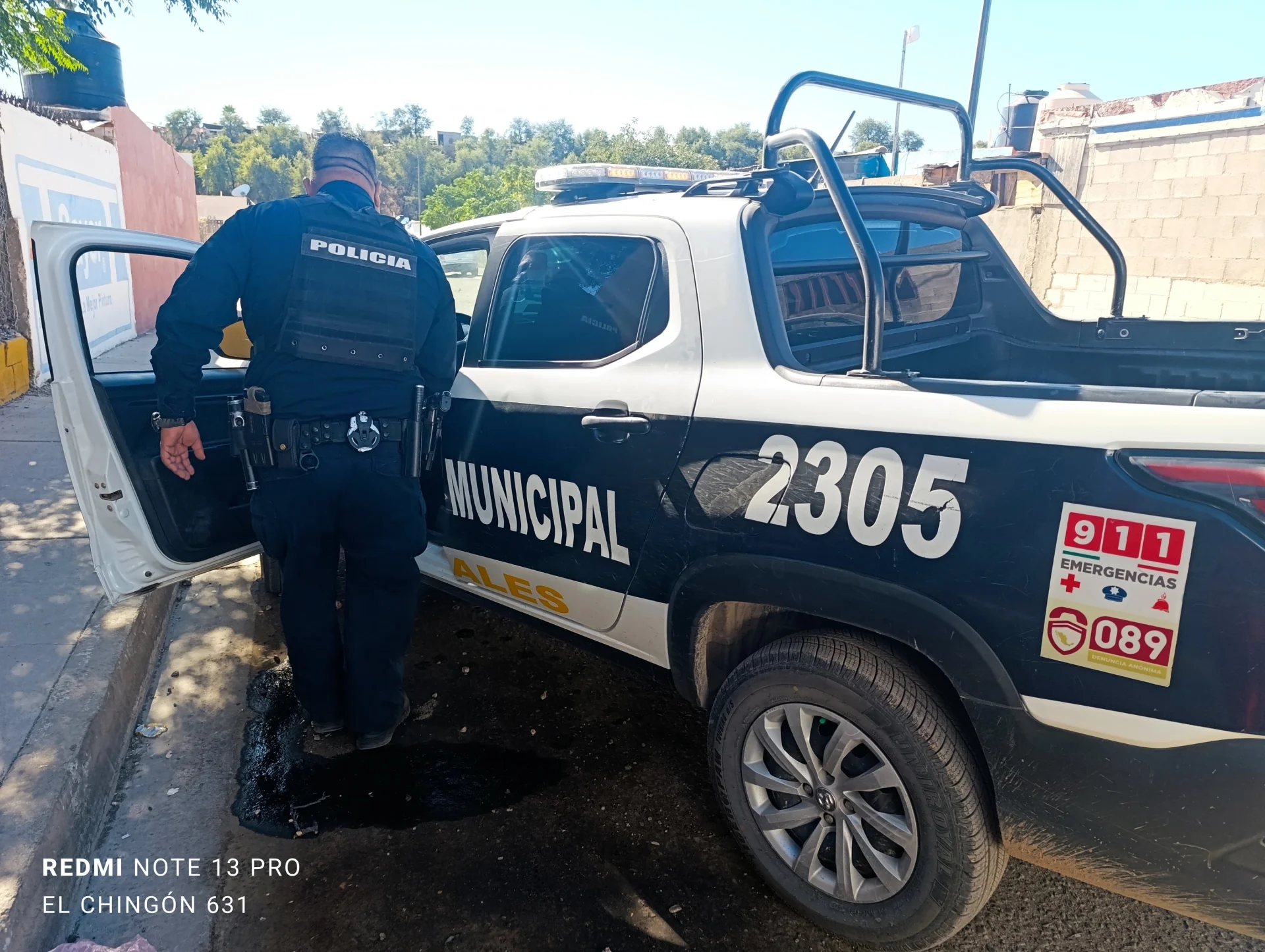 Vecino amenaza a adolescentes y desafía a la policía en Los Encinos