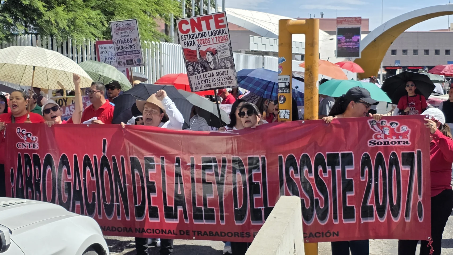 Maestros de Nogales intensifican protestas y bloquean de forma intermitente la frontera