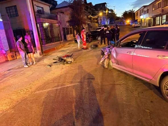Hospitalizan a motociclista tras accidente en cruce de Campillo y Siordia