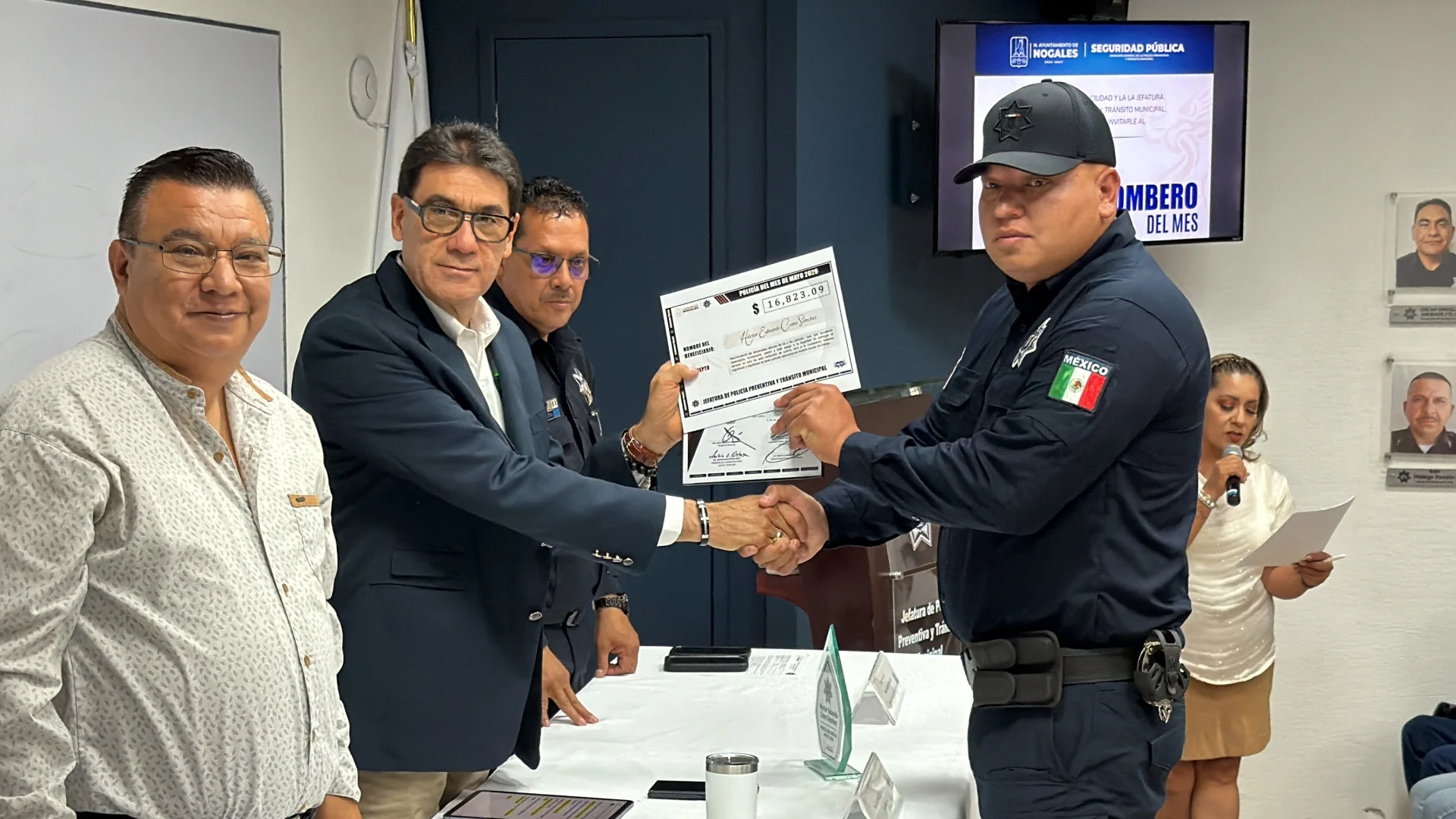 Policías y bomberos reciben homenaje por su entrega y servicio a la comunidad