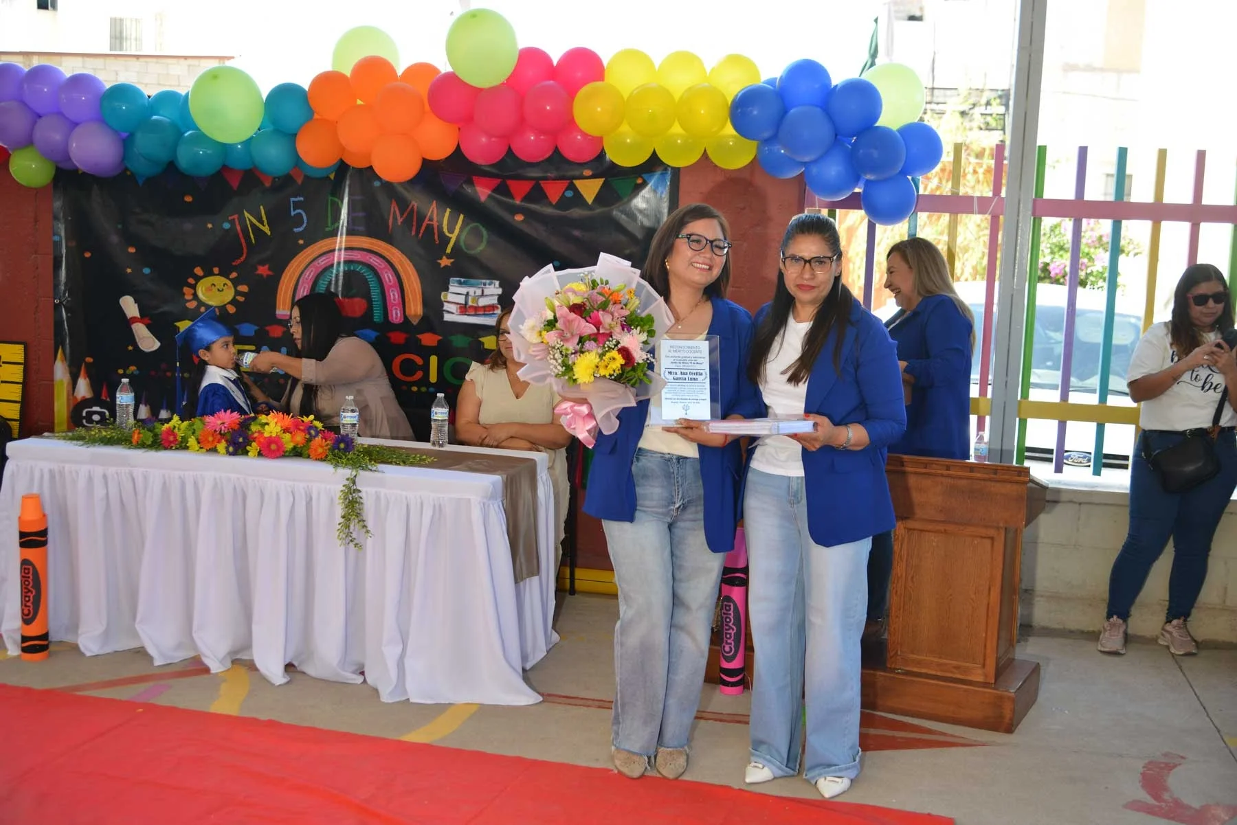 Rinden homenaje a Cecilia García Luna por 20 años de trayectoria docente en Nogales