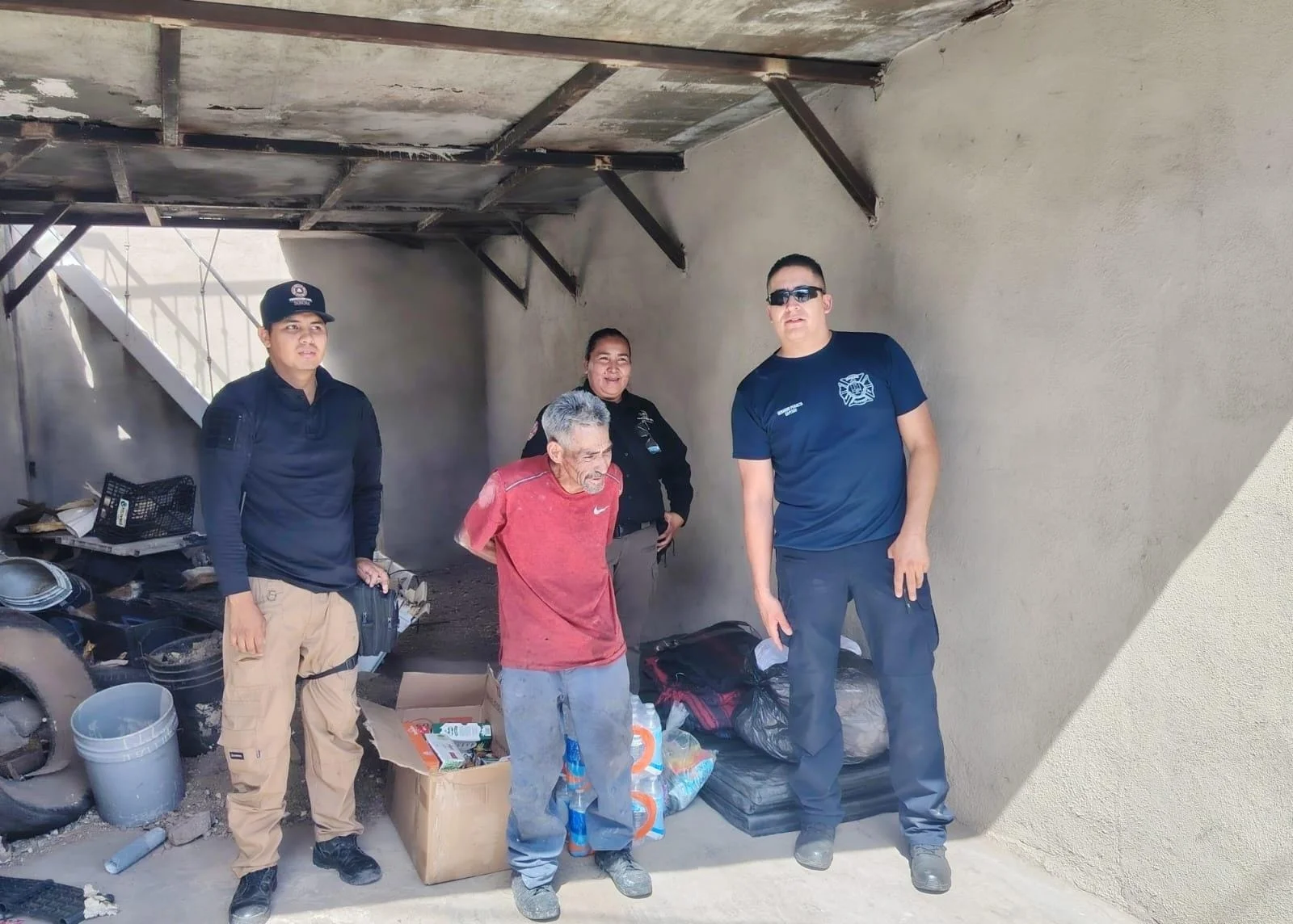 Atienden con apoyo social a adulto mayor tras incendio en la colonia Esperanza