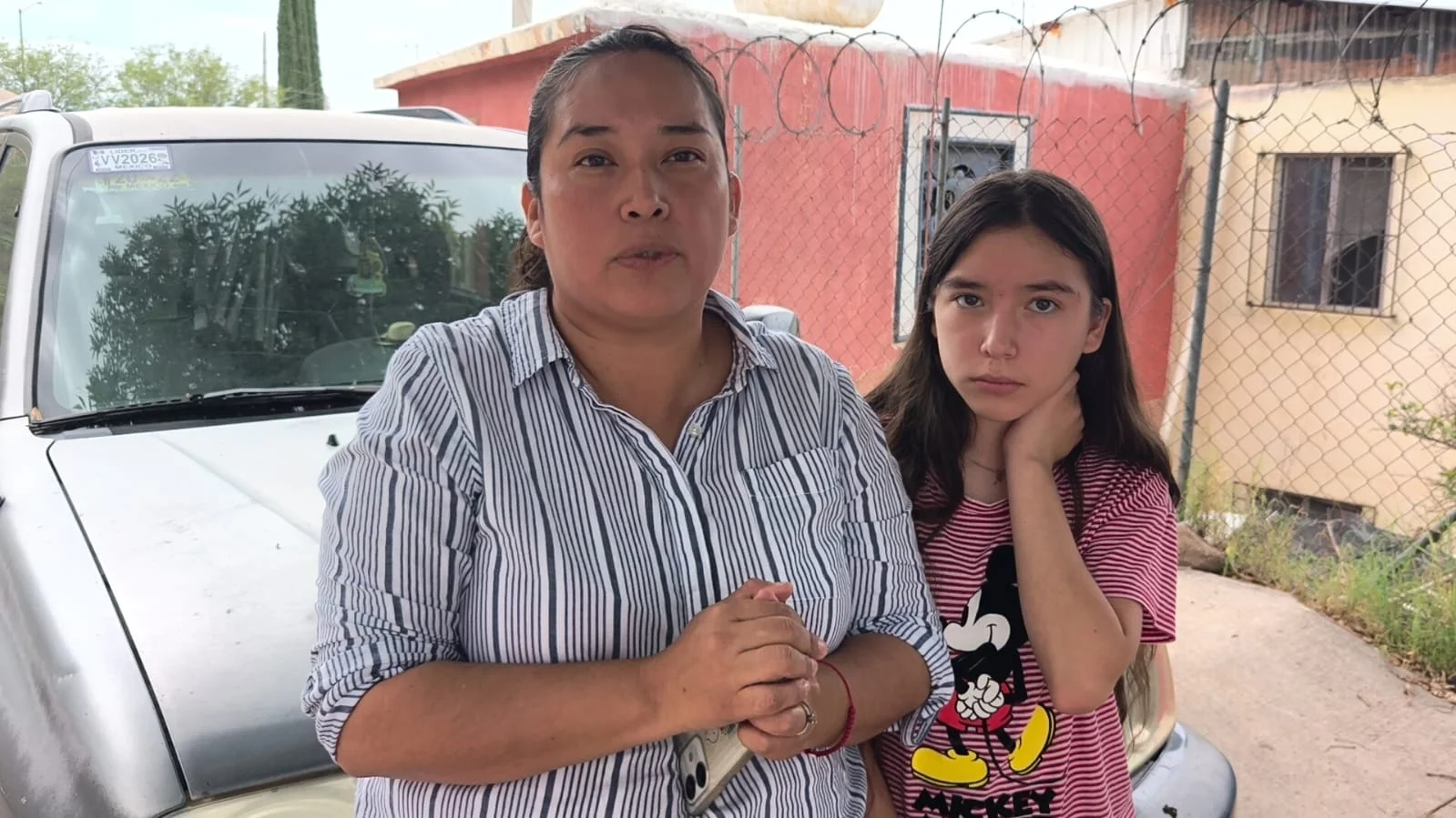 Madre desafió la corriente para salvar a su hija; sobrevivieron gracias al apoyo de vecinos