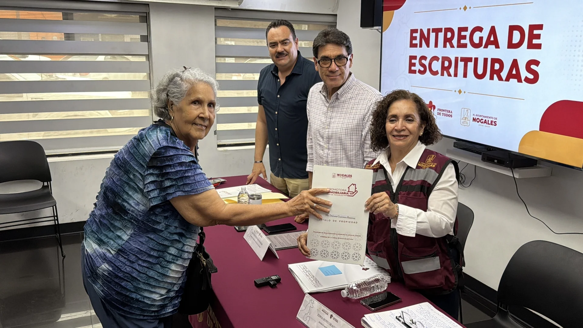 Dan certeza jurídica a 22 familias con entrega de escrituras en Nogales