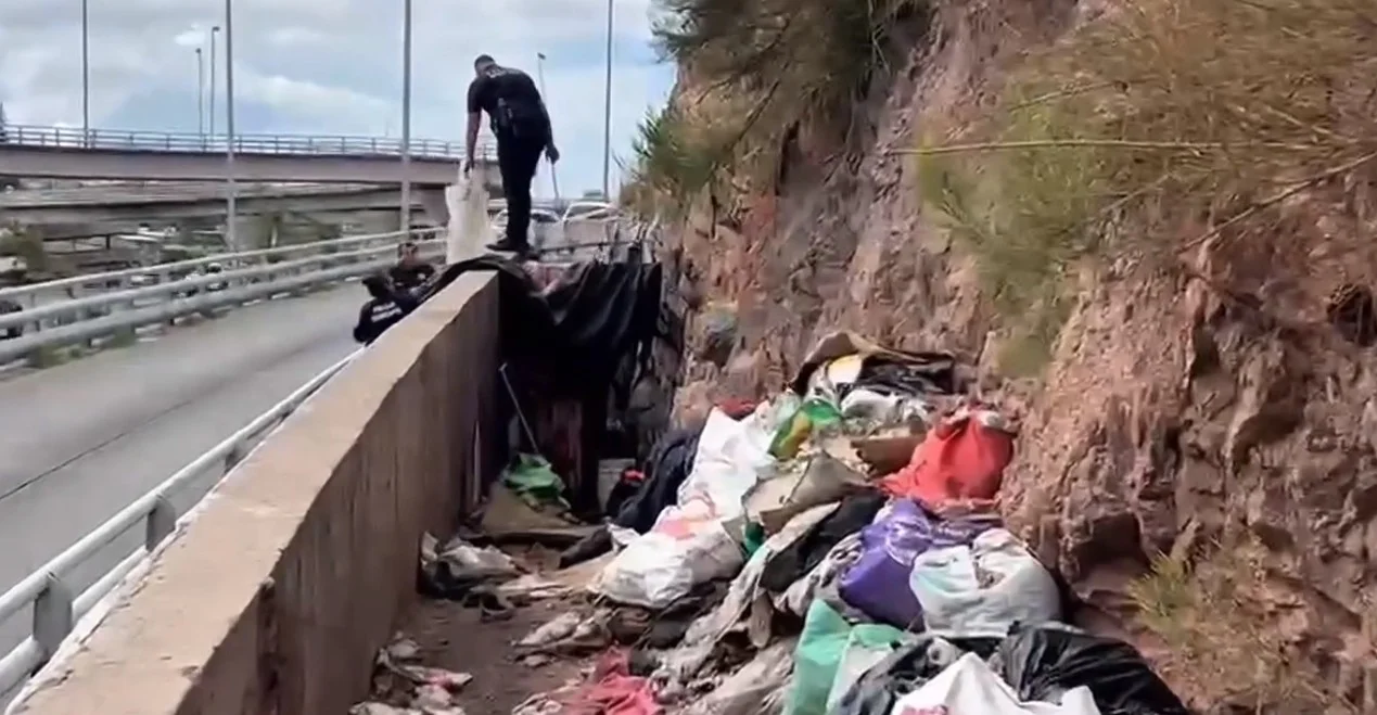 Limpian puentes, plazas y panteones ocupados por personas en situación de calle
