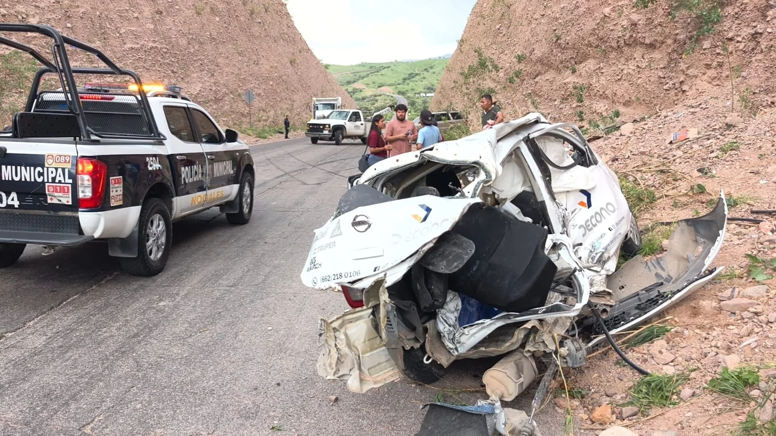 Fuerte choque frontal deja auto destrozado y un conductor lesionado en el periférico