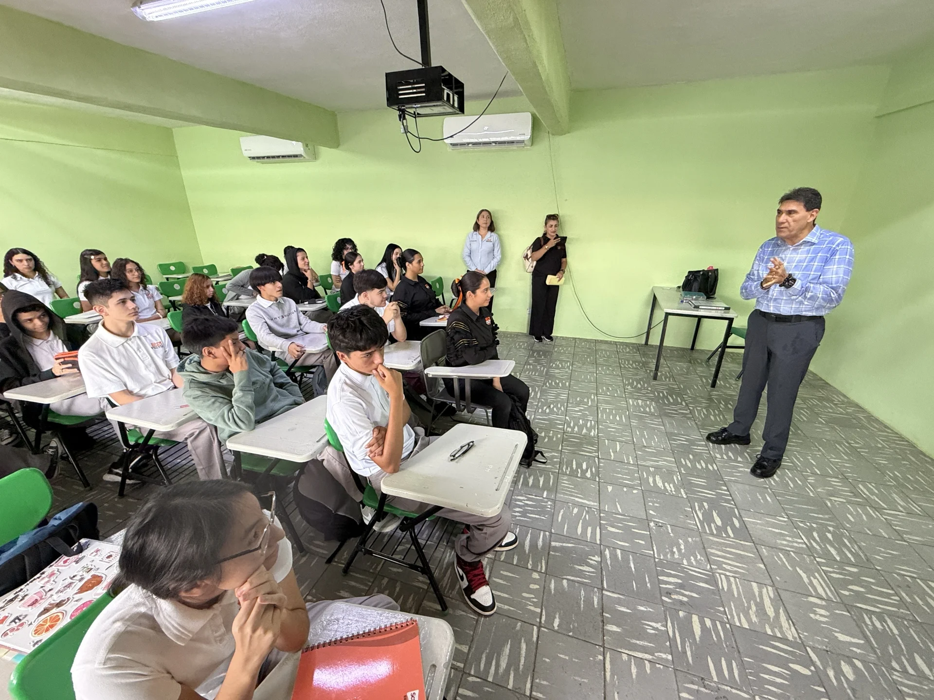Bajo la lluvia, inicia oficialmente el ciclo escolar 2026-2027 en Cobach Nogales 2