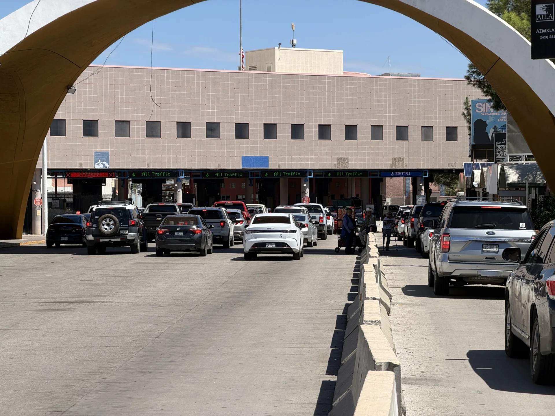 Refuerzan requisitos para cruzar mascotas de México a Estados Unidos