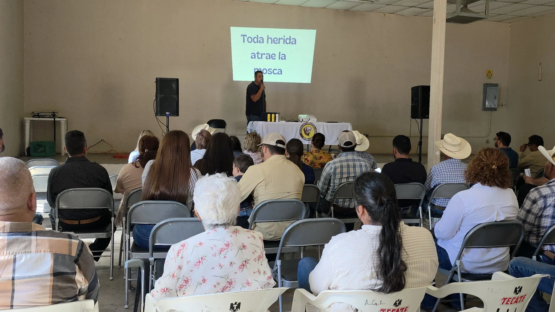 Capacitan a ganaderos de Nogales para prevenir el gusano barrenador