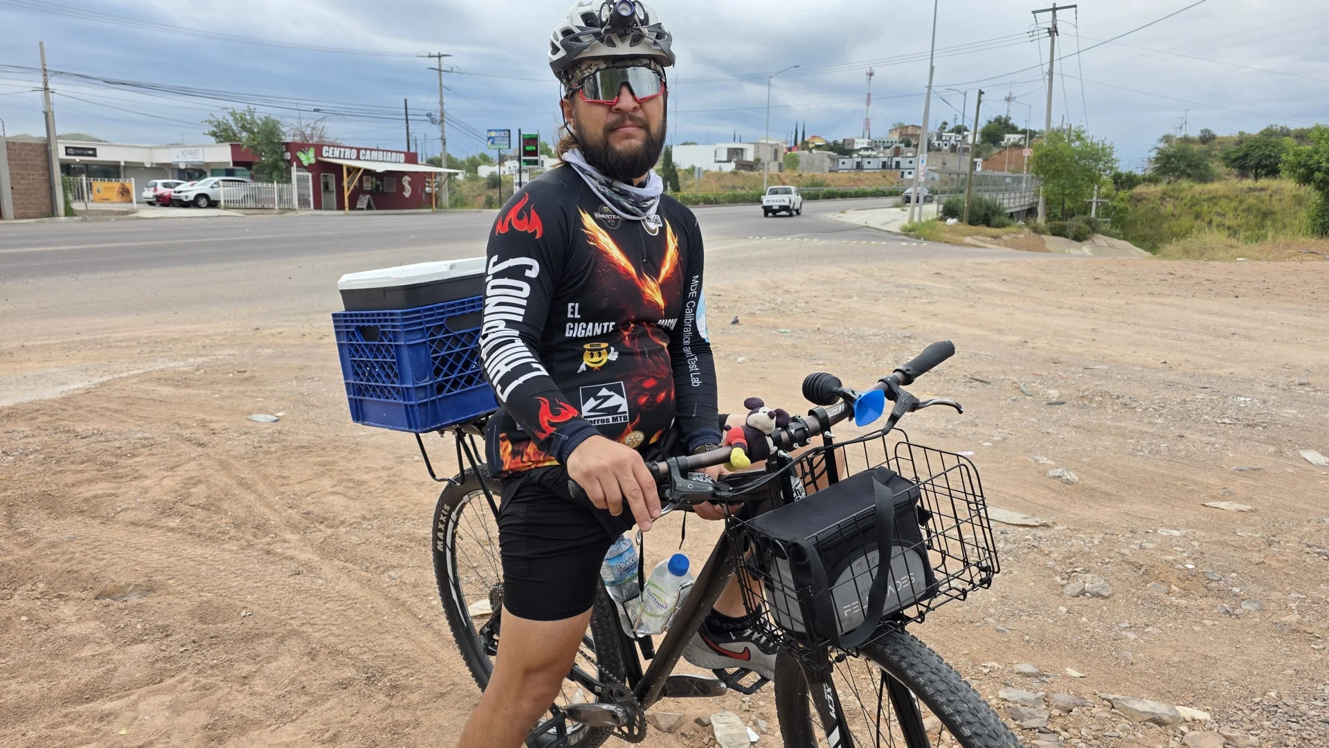 Ciclista de Nogales convierte su bicicleta en un negocio de burritos caseros