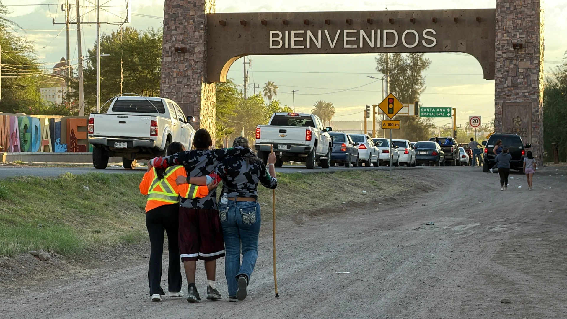Miles recorren 88 kilómetros de Nogales a Magdalena para cumplir su manda
