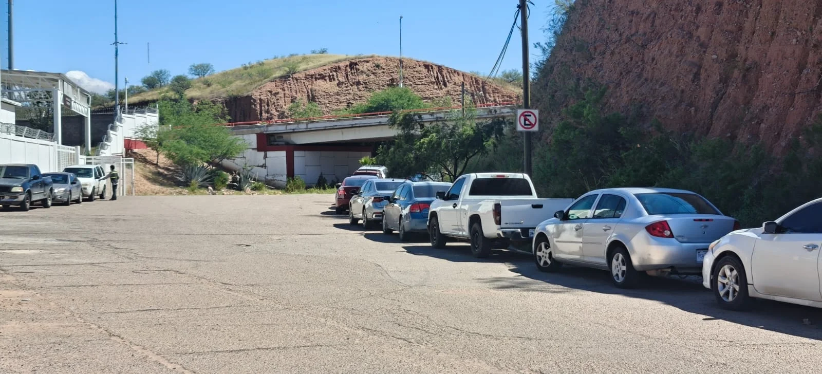 Multarán en Nogales a vehículos que se estacionen en zona prohibida de la garita Mariposa