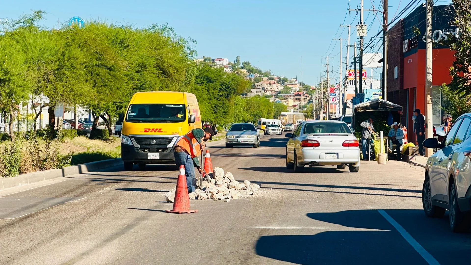 Realizan mantenimiento preventivo en la calle Ruiz Cortines ante lluvias en Nogales