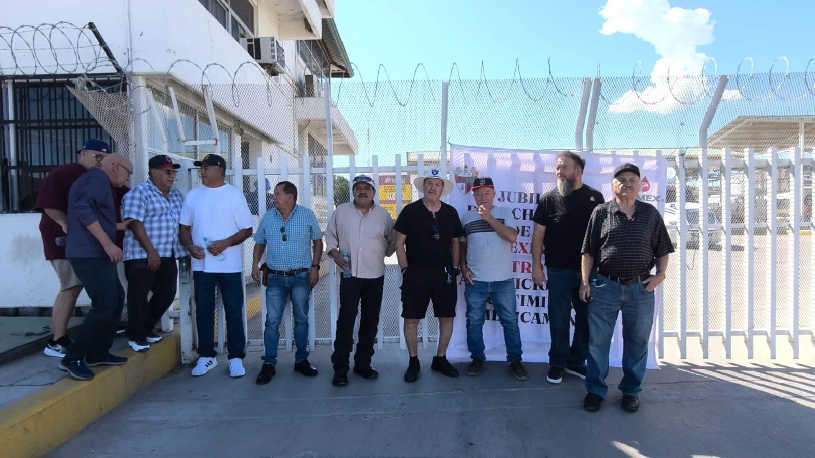 Jubilados de Pemex cierran terminal en Nogales para exigir restitución de servicios médicos