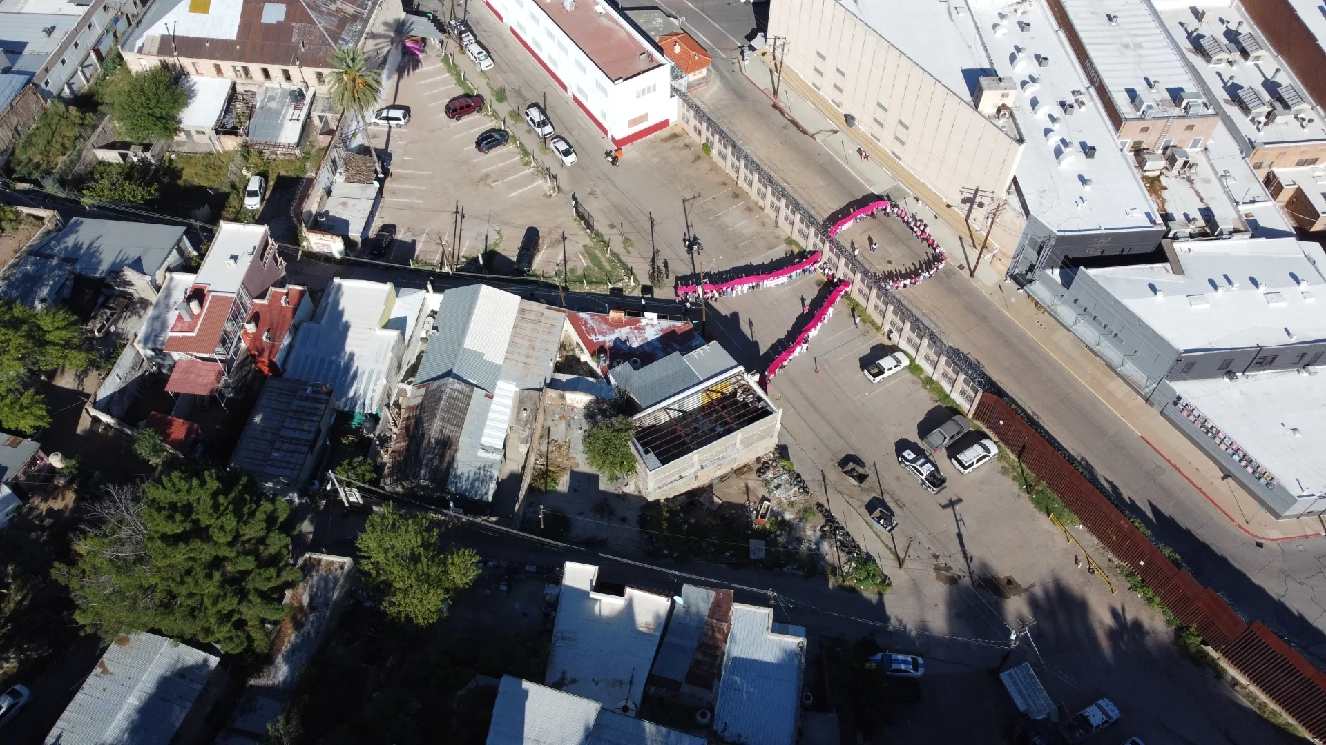 Unen ambos Nogales esfuerzos contra el cáncer con lazo humano en la garita Morley
