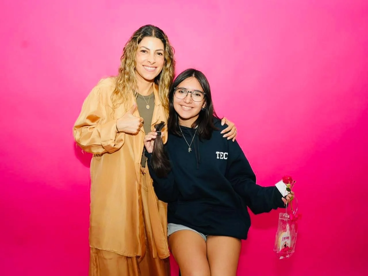 Reconoce Sylvana Beltrones solidaridad de estudiantes por donación de pelucas oncológicas