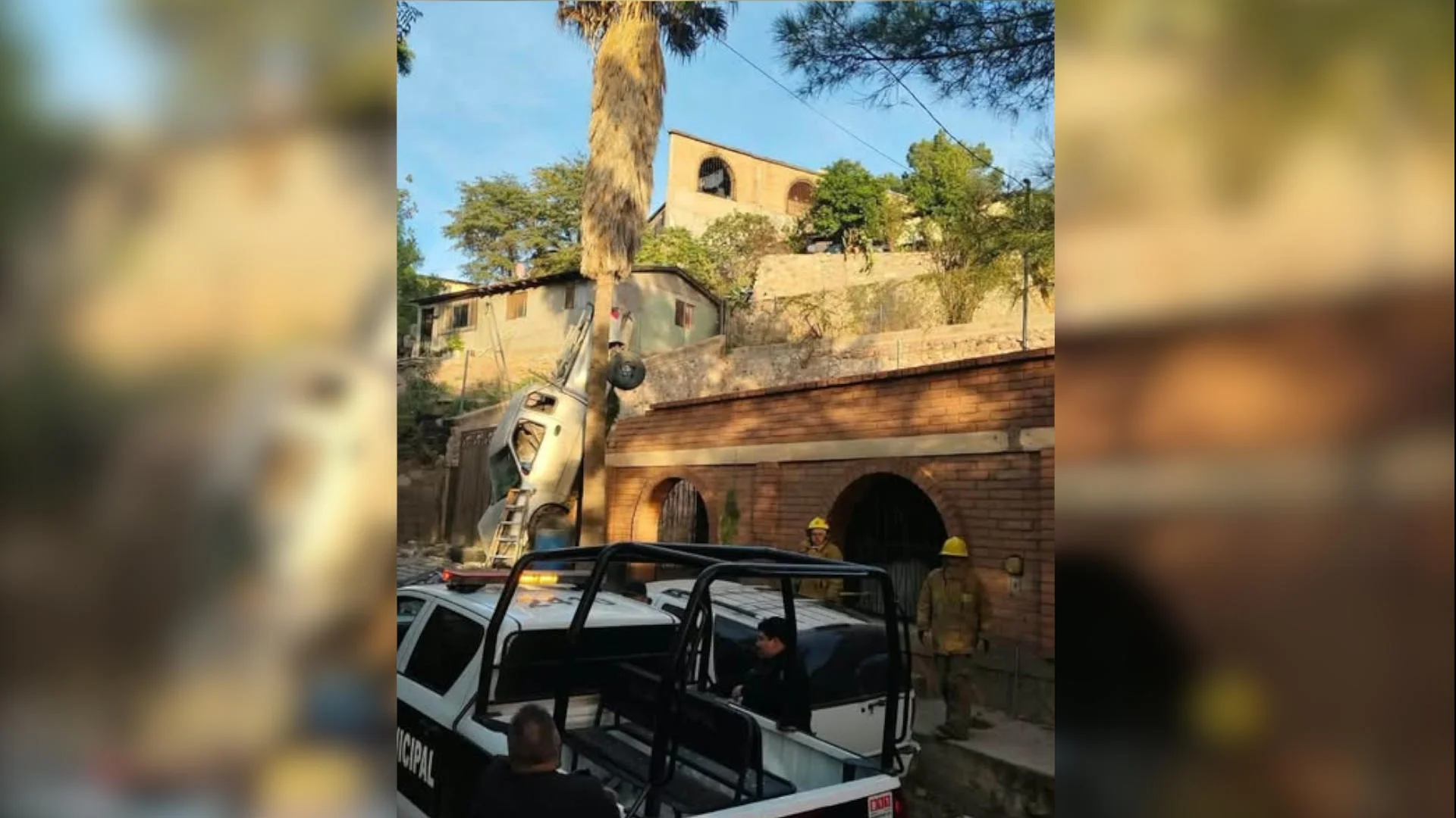 Detienen a conductor tras volcamiento de pick-up que dañó una vivienda