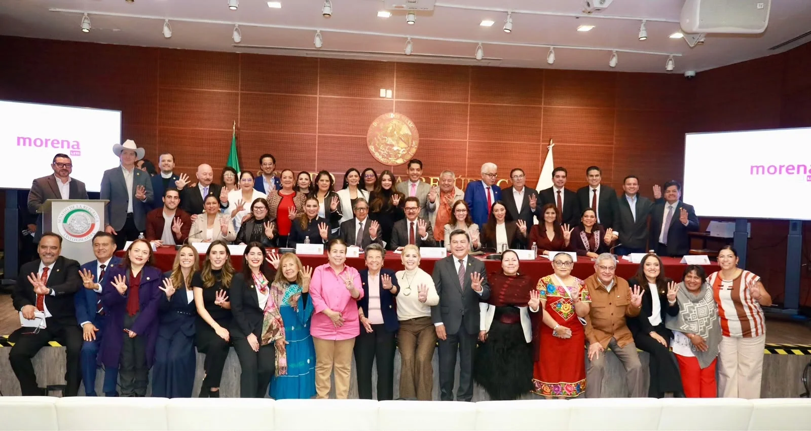 Participa Lorenia Valles en diálogo con senadores de Morena