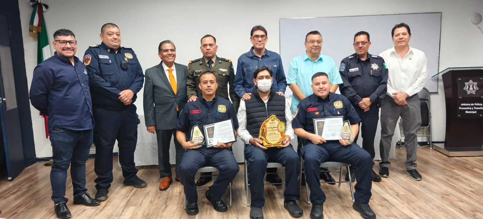 Distinguen a elementos de Seguridad Pública y Bomberos por su labor