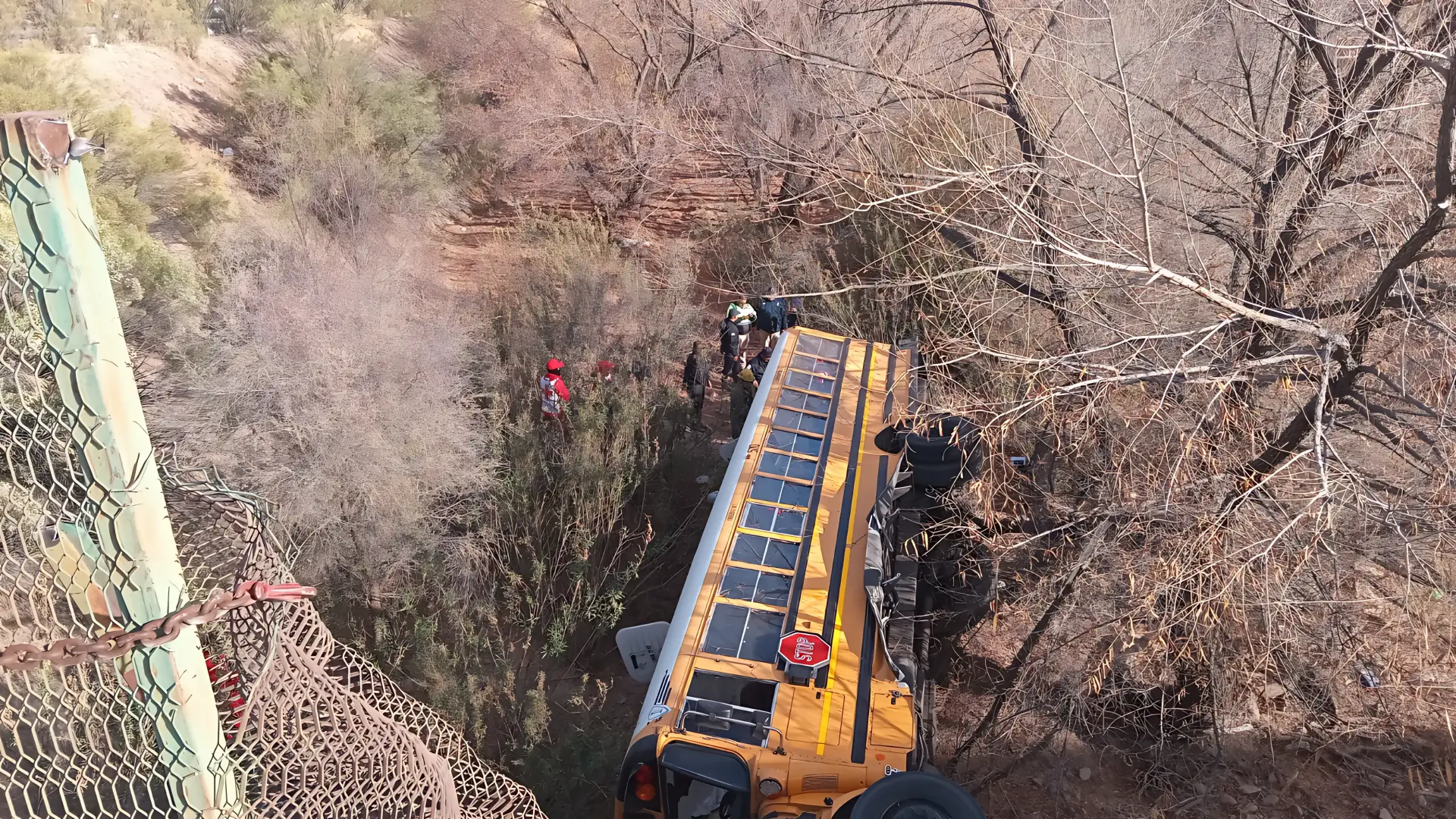 Accidente de camión de maquiladora deja 22 heridos al sur de Nogales
