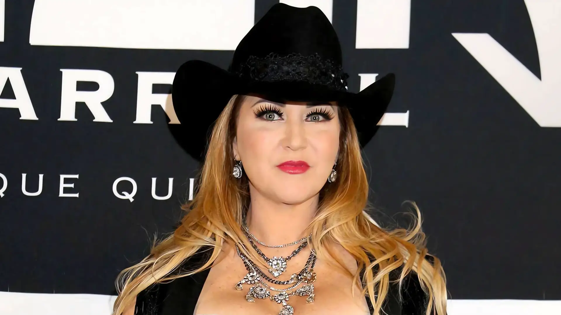 Alicia Villarreal interrumpe concierto tras denuncia contra Cruz Martínez
