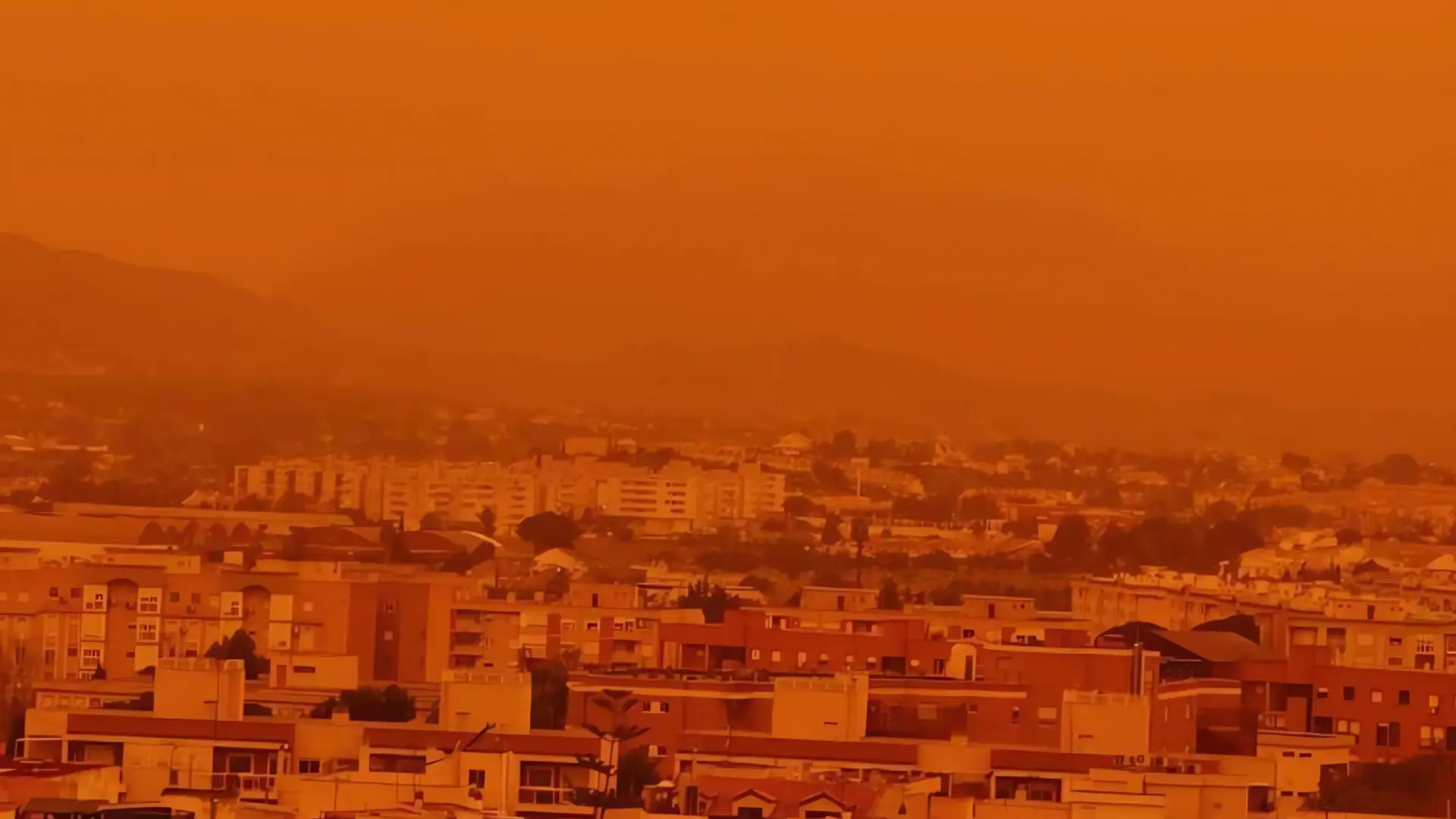 Polvo Sahariano tiñe de rojo el cielo español
