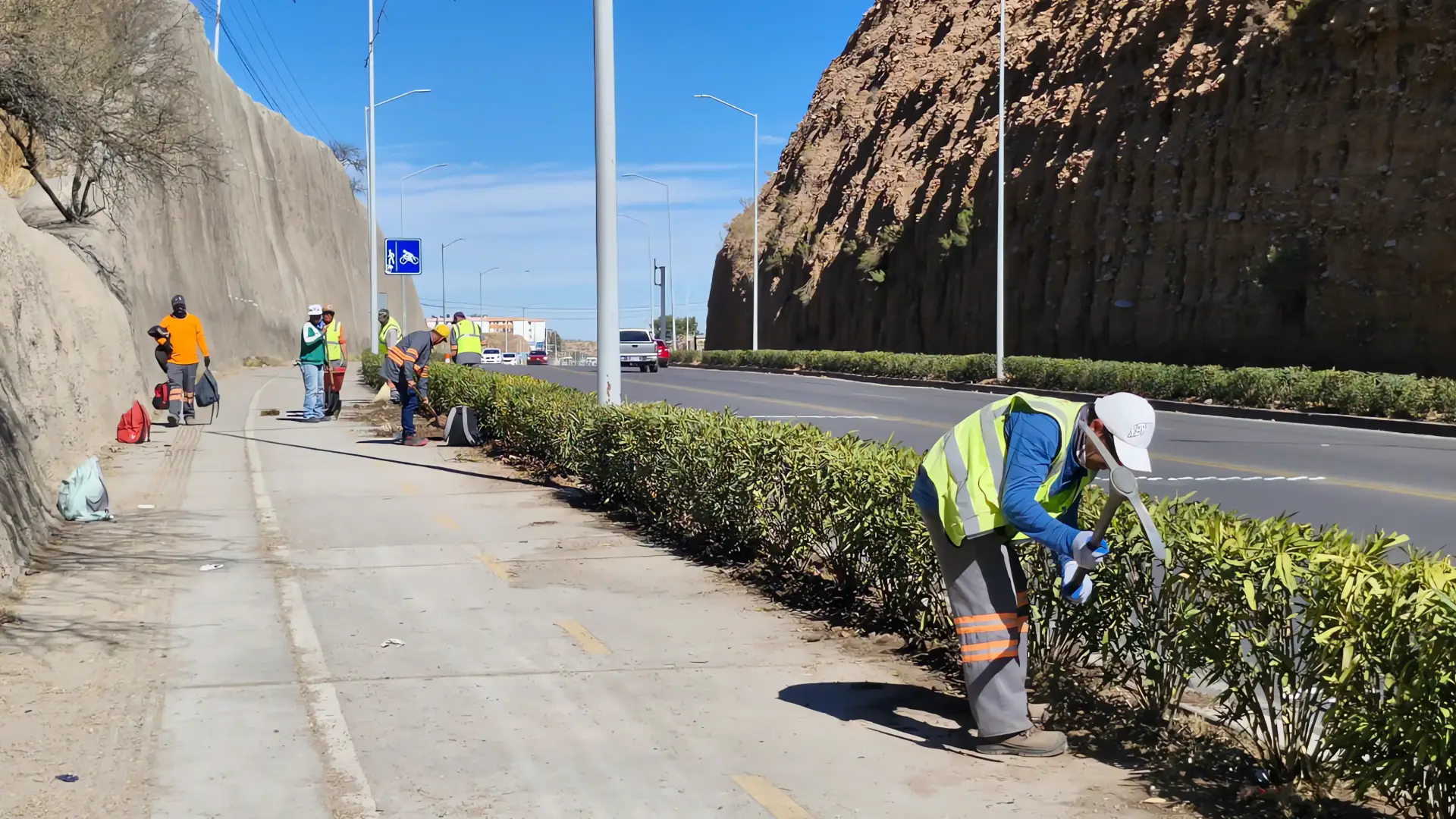Mantenimiento en Periférico Colosio y ciclovía de Nogales