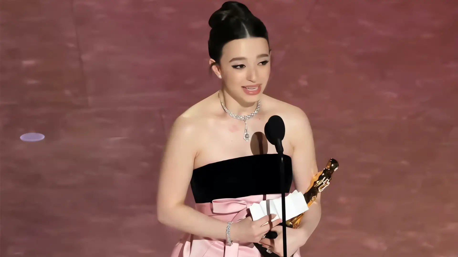 Mikey Madison Sorprende en los Oscar 2024; Demi Moore Brilla
