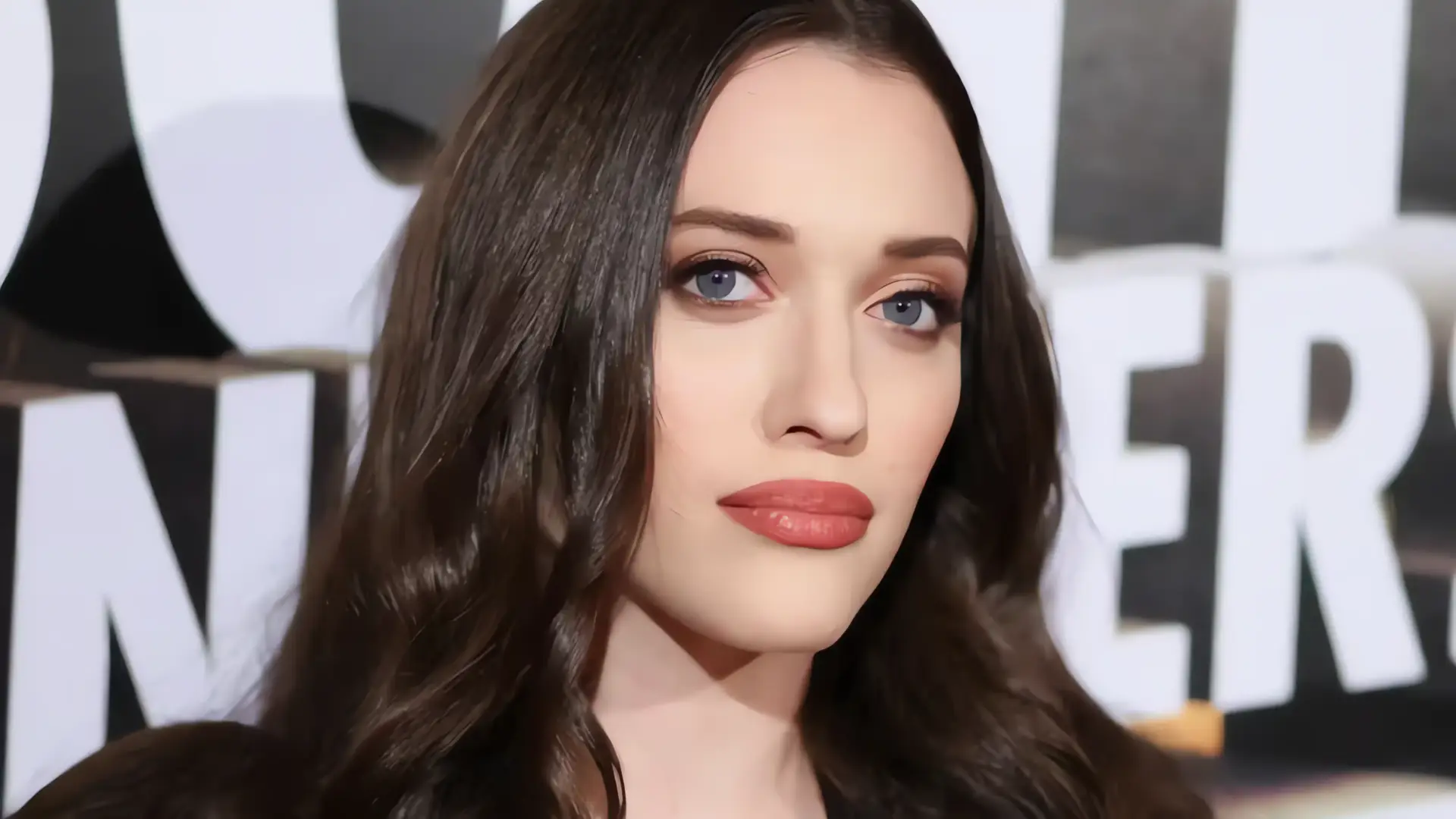 Kat Dennings: Belleza sin complejos en Hollywood
